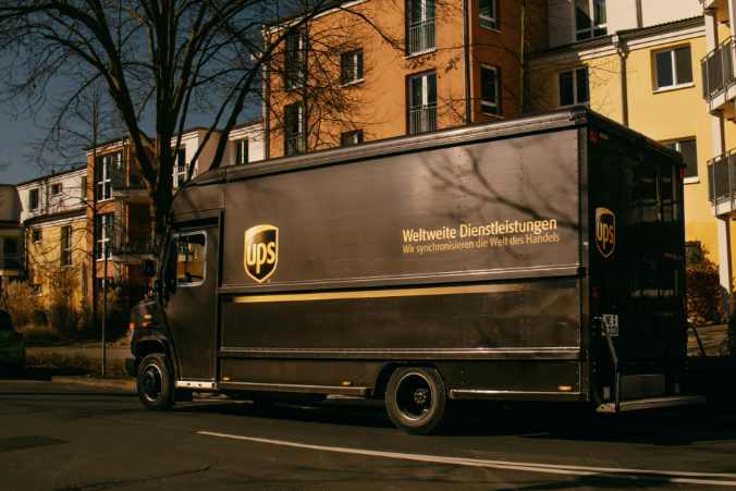 UPS vs DHL 国际快递：谁更快？